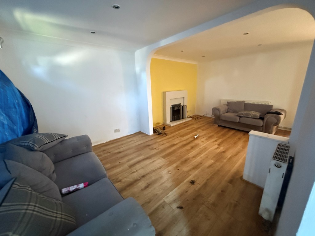 Lot: 129 - FOUR-BEDROOM HOUSE FOR IMPROVEMENT - Dining area